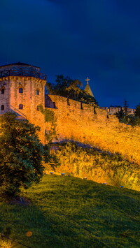 Oświetlona nocą twierdza Kalemegdan w Belgradzie