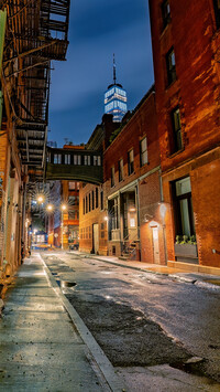 Oświetlona ulica Staple Stree na Manhattanie