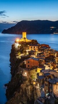 Oświetlona Vernazza na cyplu