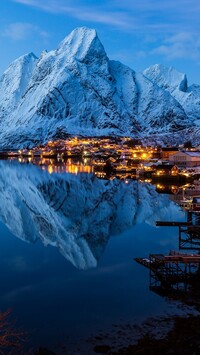 Oświetlona wieś Reine w Norwegii