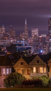Oświetlone domy i wieżowce w San Francisko