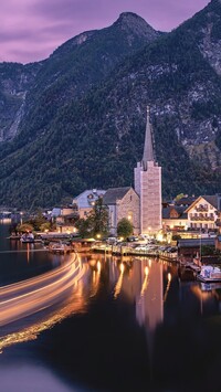 Oświetlone domy nad jeziorem Hallstattersee