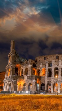 Oświetlone Koloseum  w Rzymie
