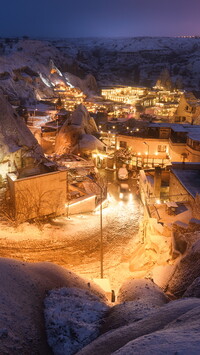 Oświetlone miasteczko Goreme