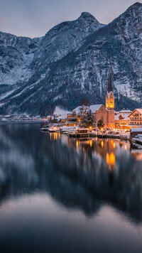 Oświetlone miasteczko Hallstatt zimą