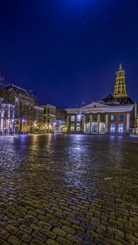 Oświetlone miasto Groningen w Holandii