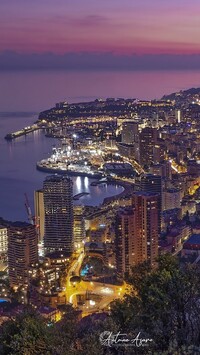 Oświetlone Monako nocą