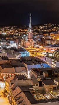 Oświetlone nocą Arendal w Norwegii