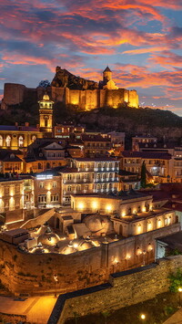 Oświetlone nocą Stare Miasto w Tbilisi