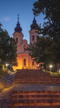 Oświetlone schody do kościoła na wzgórzu