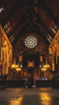 Oświetlone wnętrze kościoła