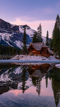 Oświetlony dom nad jeziorem Emerald Lake