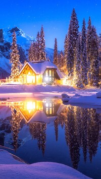 Oświetlony dom nad jeziorem Emerald Lake