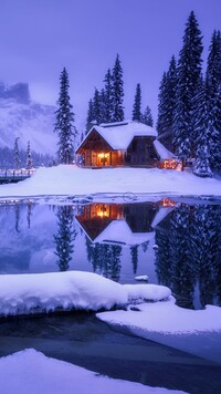 Oświetlony dom nad jeziorem Emerald Lake