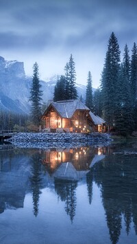 Oświetlony domek na brzegu jeziora Emerald Lake