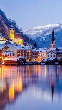 Oświetlony Hallstatt zimową porą