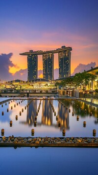 Oświetlony hotel Marina Bay Sands w Singapurze