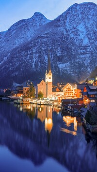 Oświetlony kościół i domy w Hallstatt