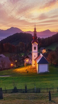 Oświetlony kościół na tle gór