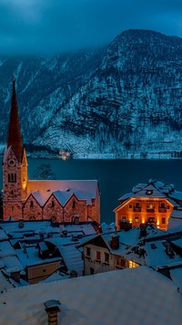 Oświetlony kościół w Hallstatt