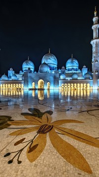 Oświetlony meczet w Abu Dhabi