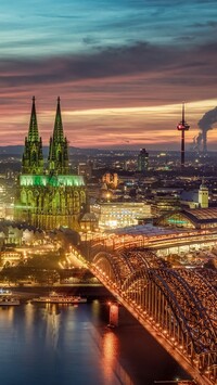Oświetlony most Hohenzollernów i katedra w Kolonii