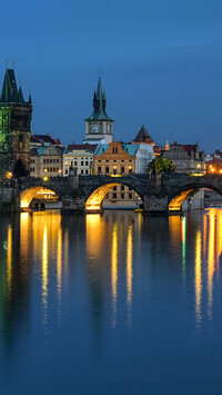 Oświetlony most Karola w Pradze