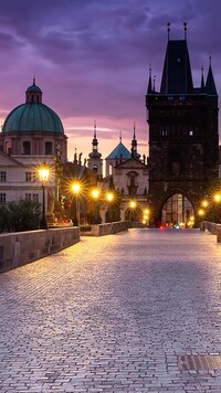 Oświetlony Most Karola w Pradze