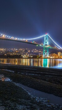 Oświetlony most Lions Gate Bridge
