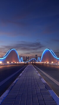 Oświetlony most Meydan Bridge w Dubaju