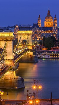 Oświetlony most nad Dunajem w Budapeszcie