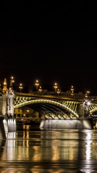 Oświetlony most w Budapeszcie