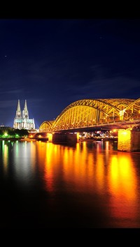 Oświetlony most w mieście nocą