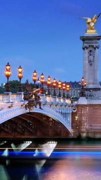 Oświetlony most w Paryżu