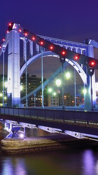 Oświetlony most w Tokio