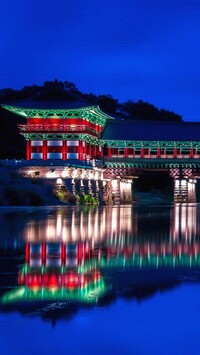 Oświetlony most Woljeonggyo Bridge w Gyeongju