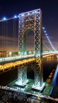 Oświetlony most