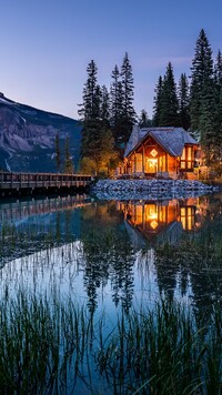 Oświetlony nocą dom nad jeziorem Emerald Lake