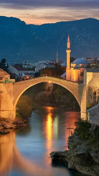Oświetlony nocą most nad rzeką Neretwa w Mostar