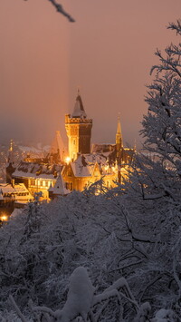 Oświetlony nocą Zamek Wernigerode