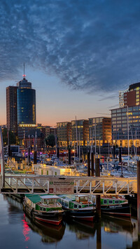 Oświetlony port w Hamburgu