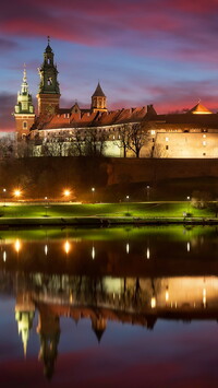 Oświetlony Wawel i rzeka Wisła