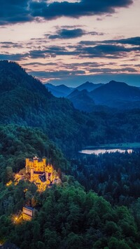 Oświetlony zamek Hohenschwangau w Bawarii