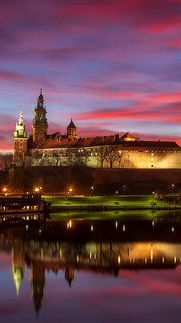 Oświetlony Zamek Królewski na Wawelu