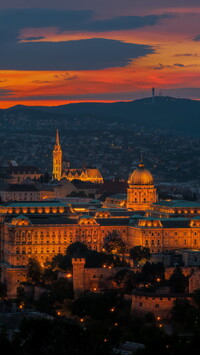 Oświetlony Zamek Królewski w Budapeszcie