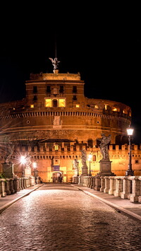 Oświetlony Zamek Świętego Anioła w Rzymie