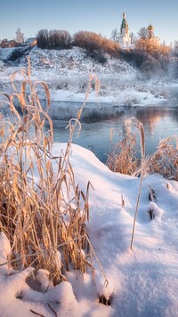 Oszronione trawy i cerkiew nad rzeką Istrą