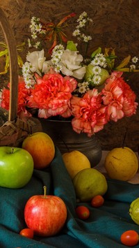 Owoce i bukiet kwiatów