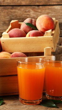 Owoce i sok brzoskwiniowy