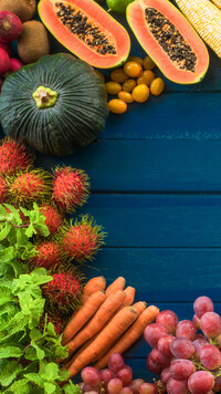 Owoce i warzywa na deskach